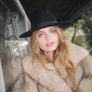 Lack of color Midnight muse black hat